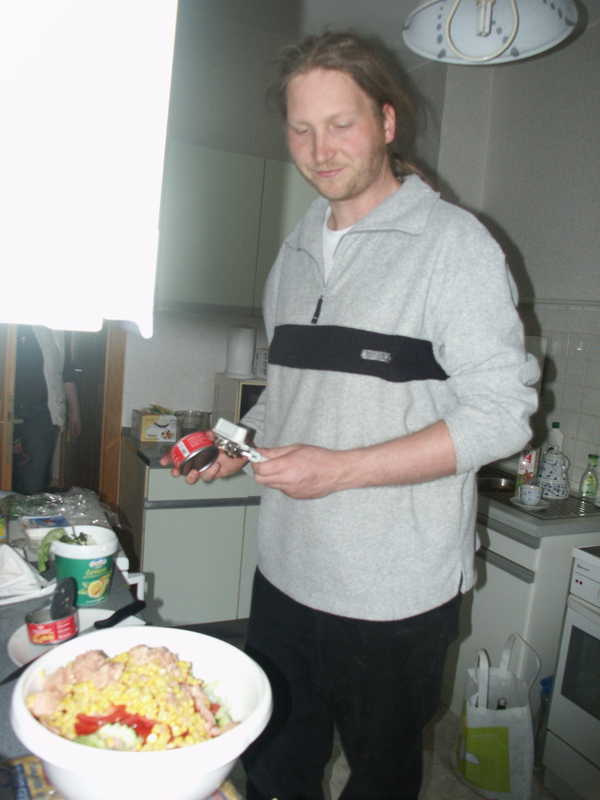 Licht & Feuer preparing a salad